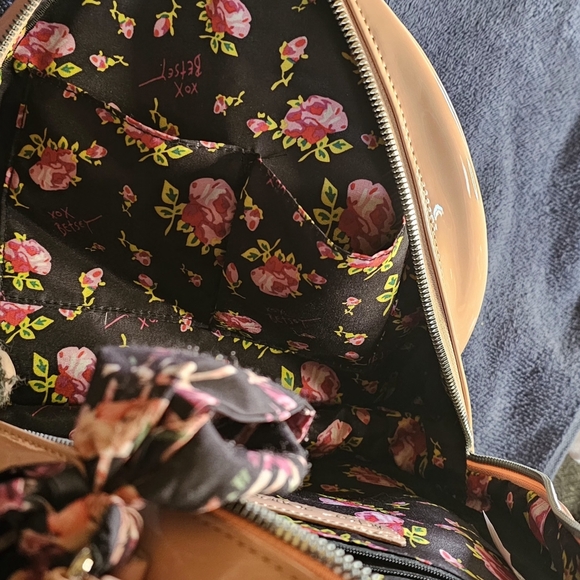 Betsy Johnson Mini Pink Heart Patent Leather Backpack - Picture 3 of 3